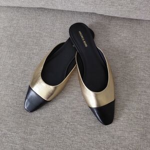 Veronica Beard Gold and Black Flats